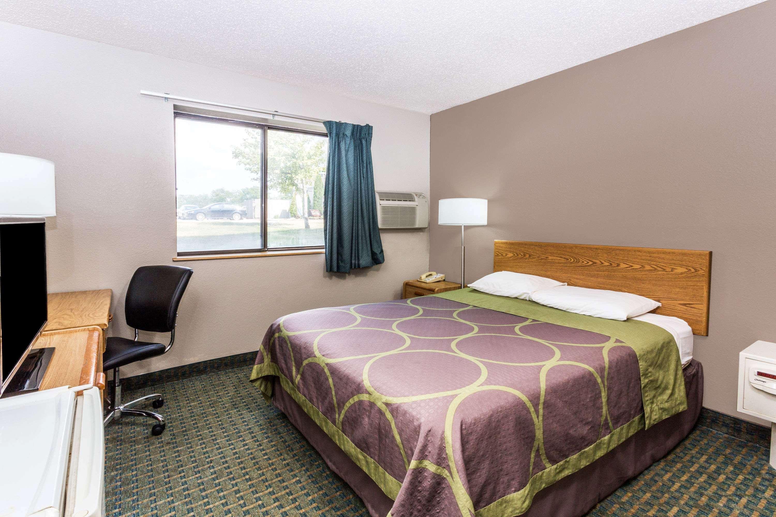 Super 8 By Wyndham St. Charles Hotel Saint Charles Exterior photo